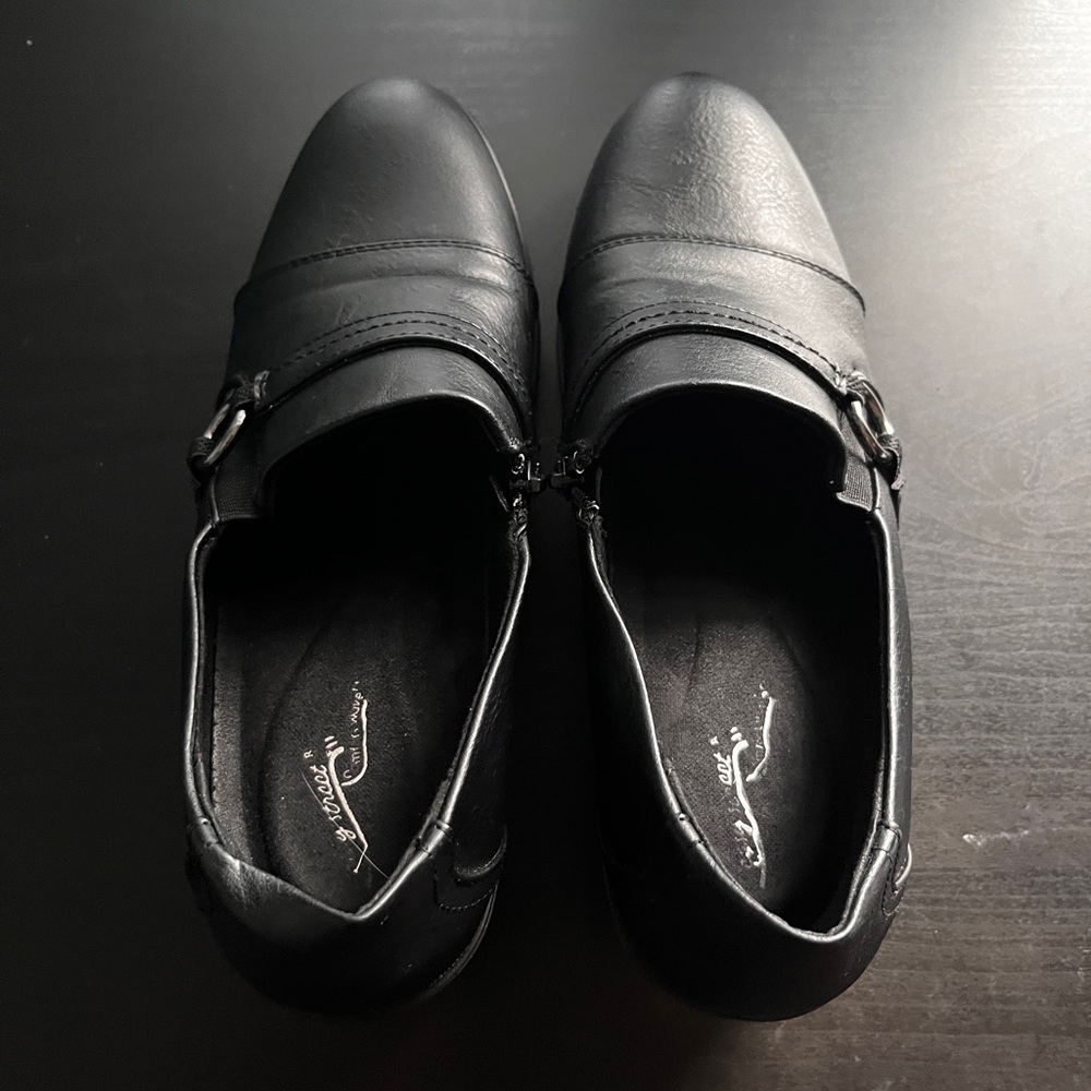 Easystreet black heel shoes